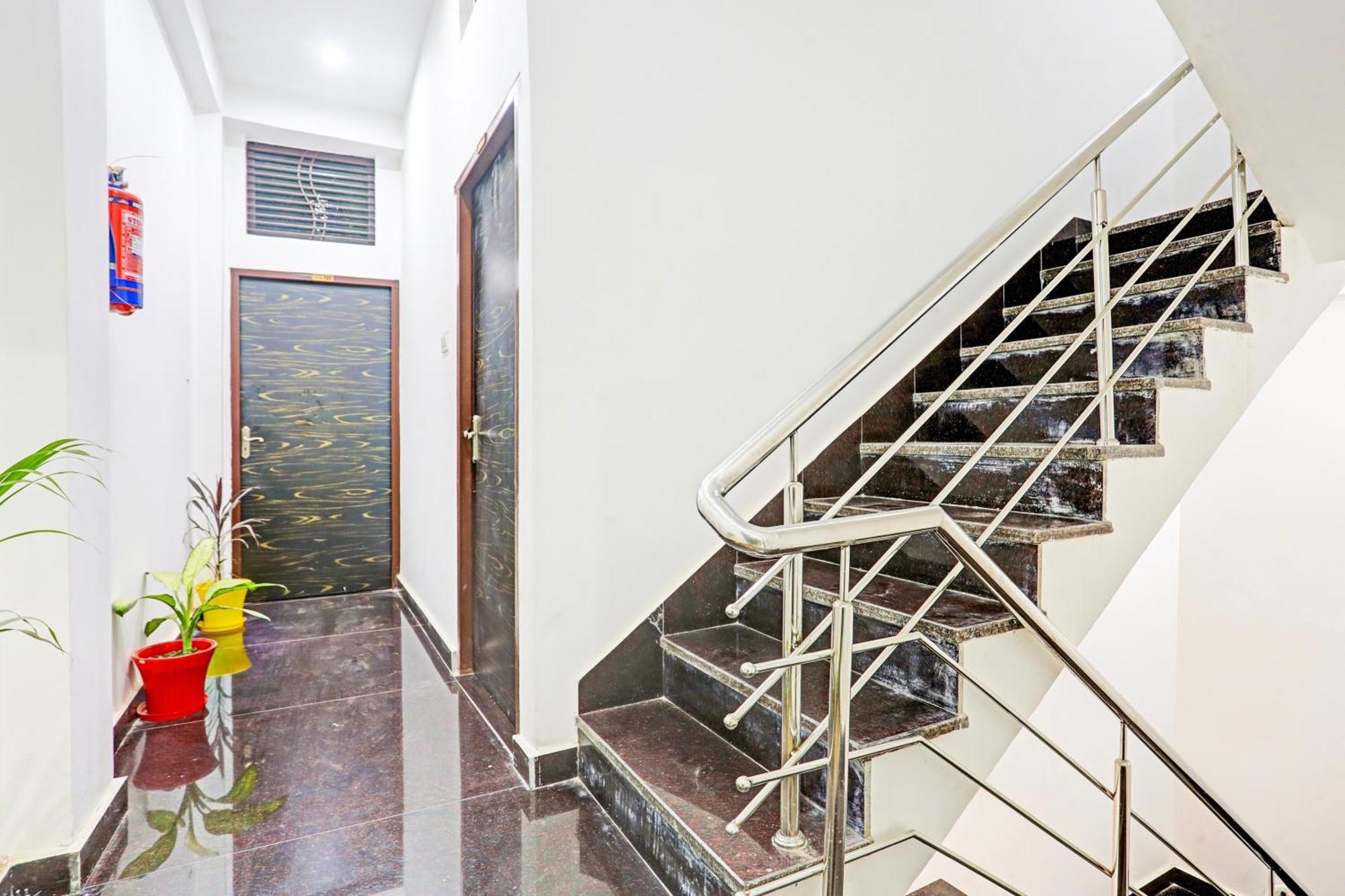 Hotel O The Maruti Paying Guest House Варанасі Екстер'єр фото