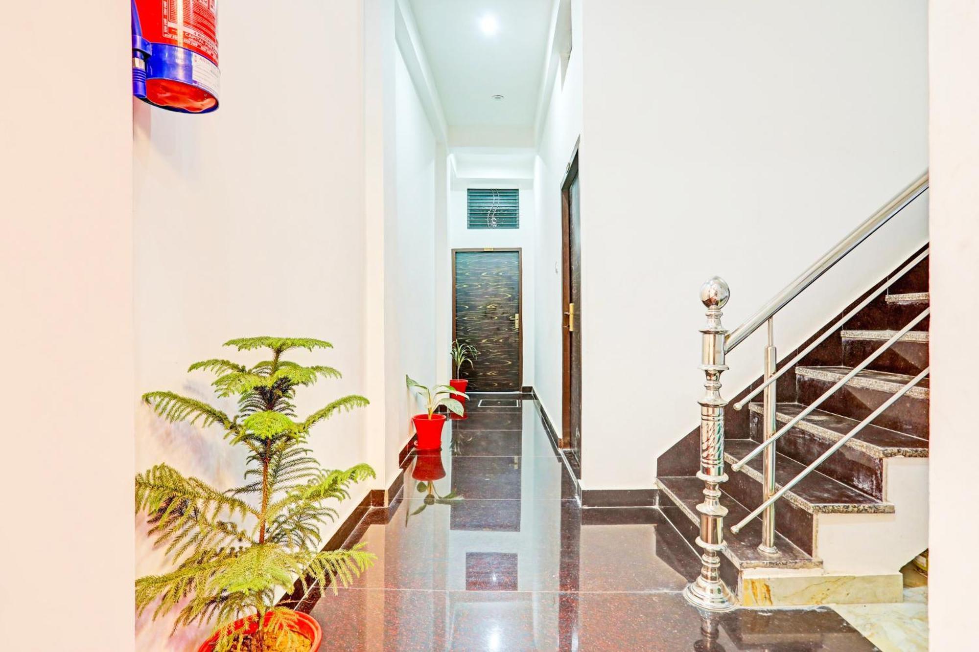 Hotel O The Maruti Paying Guest House Варанасі Екстер'єр фото